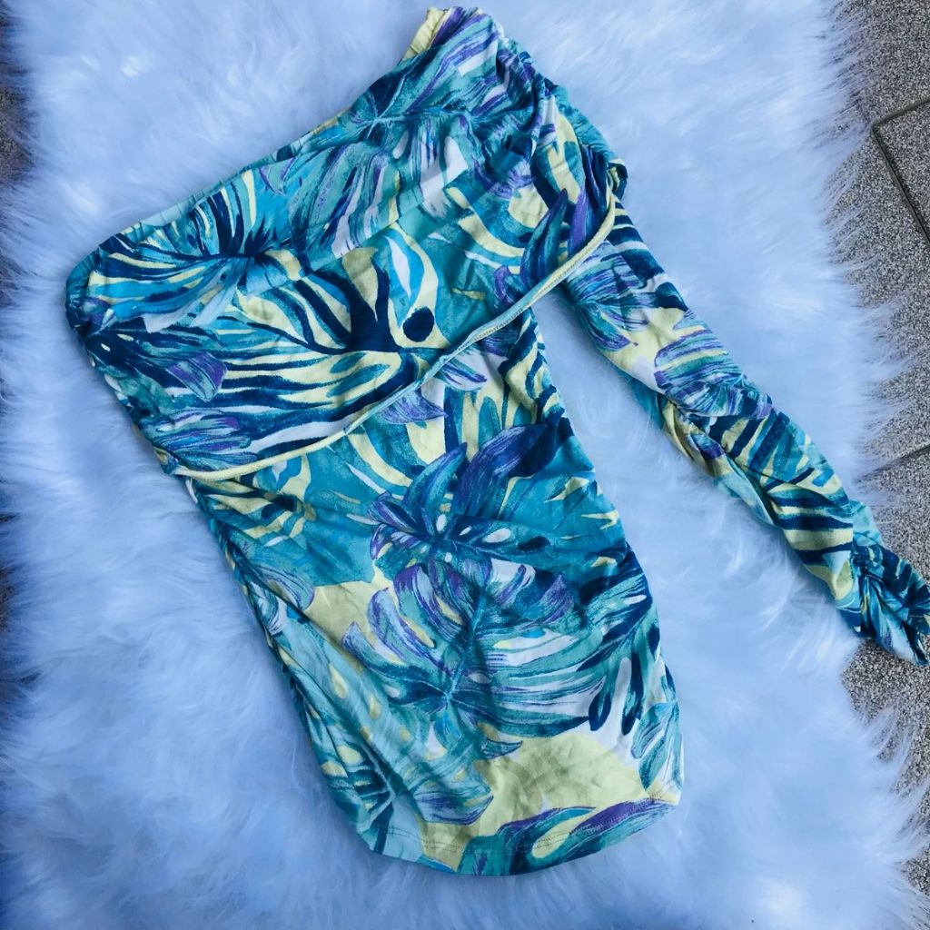 blusa azul com um ombro só e abertura com laço atrás usada só uma vez - tamanho: P (bazar - brechó - desapego)