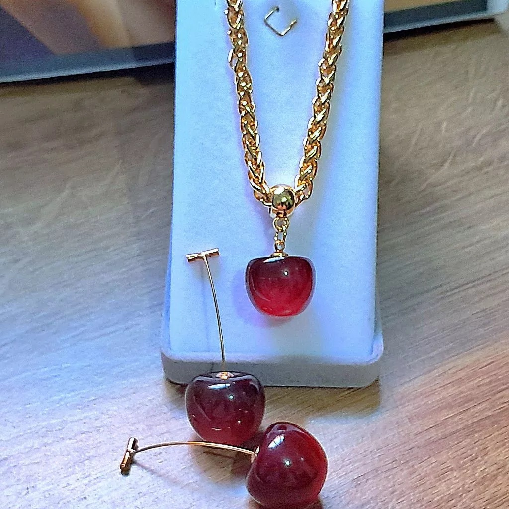 Colar Feminino de Cereja e Brincos Acessório Minimalista Vermelho Vinho Cherry