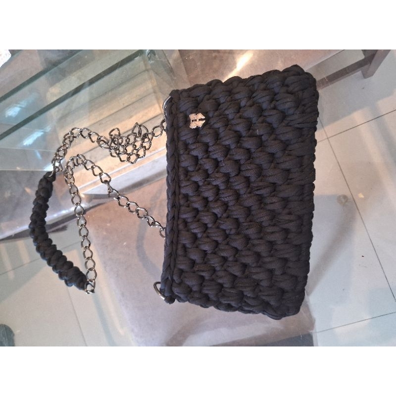 bolsa clutch social, de crochê,  em fio de malha, com alça de corrente de ferro, cor grafite e fio de malha.