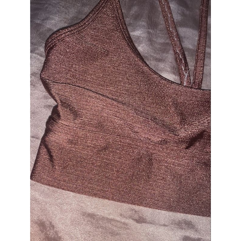 Achadinhos fitness no meu brechó! 🏋️‍♀️✨ Esse top de academia é perfeito para garantir estilo e conforto no treinos. 💪🖤