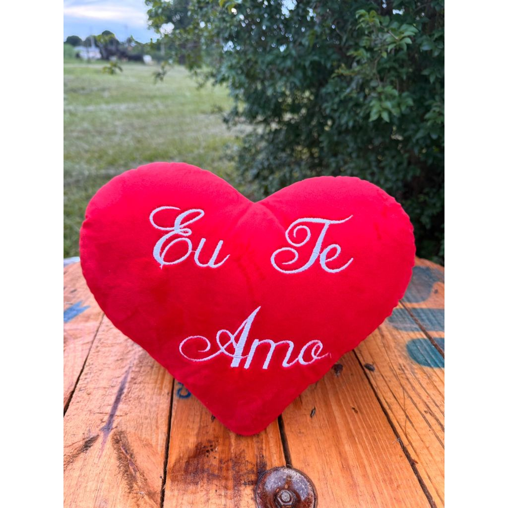 1 Almofada Grande Eu te amo Coração Dia Dos Namorados Pelúcia Bordado 35x25 cm em Oferta na Shopee