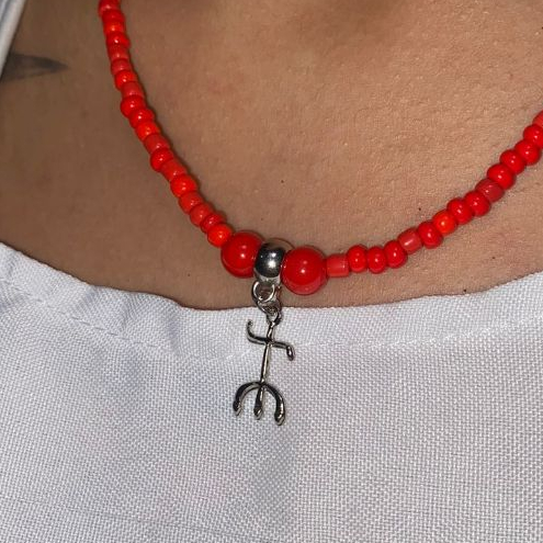 Chocker Leitoso Vermelho com Pingente Pomba Gira Chocker Exu Umbanda Candomble Quimbanda Tridente