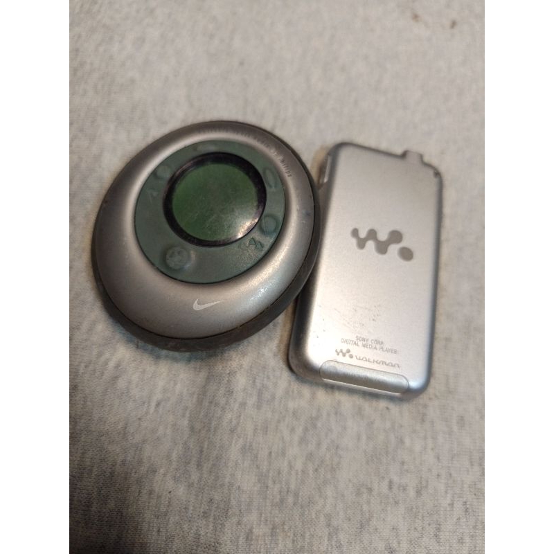 2 MP3 player. Philips e Sony. o Philips não ligou e o Sony não tenho o cabo