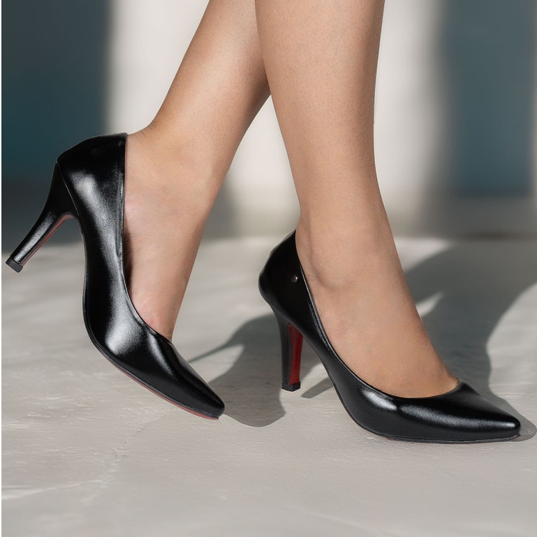 Scarpin Salto Alto Preto Macerata com Bico Fino Elegante e Atemporal Sola Vermelha Luxo Ref: 8001