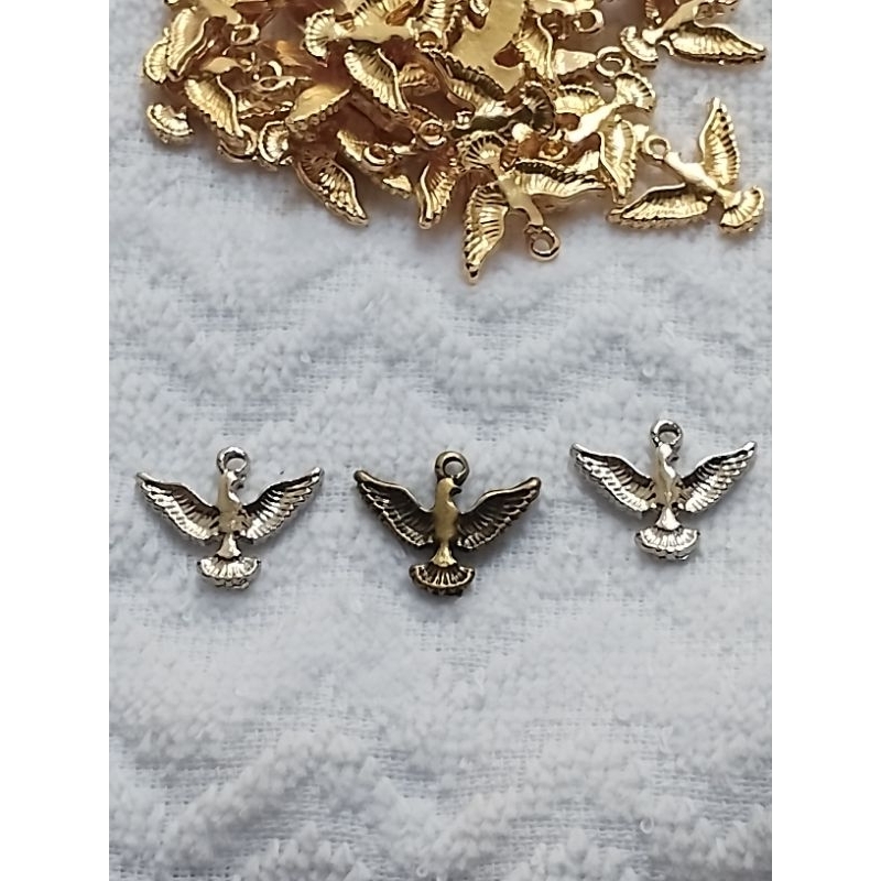 Pingente do Divino Espirito Santo, ideal  para lembrancinhas de batizado. (kit com 15 pingentes)