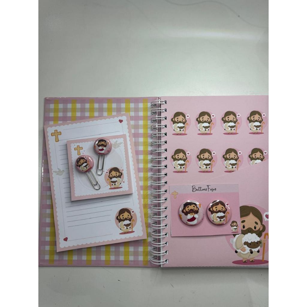 kit papelaria fofa. Caderno fofo Jesus Kawaii com 100 folhas, 2 blocos de anotações, 02 clips e 2 buttos