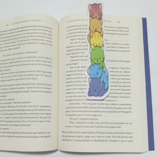 Marca Página de gatos coloridos empilhados, livros, arco íris