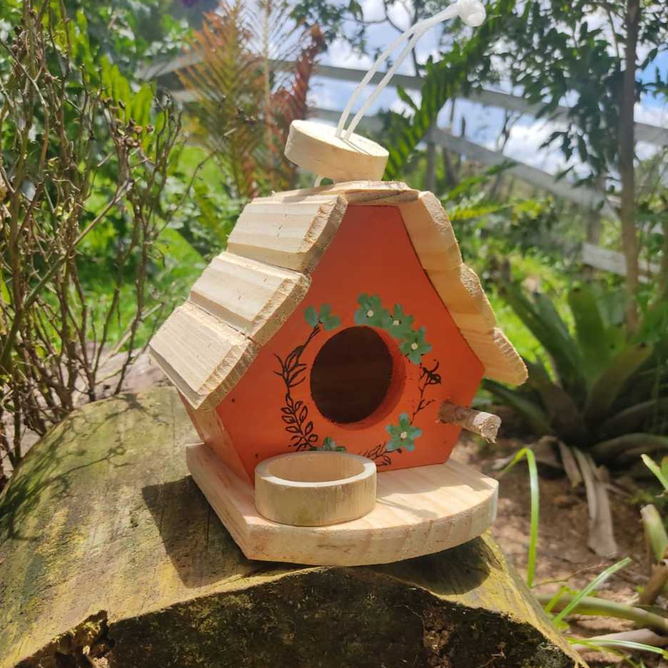 Casinha de Passarinho Feita de Madeira com Telhado e Base Crua - Decoração - Jardim - Quintal