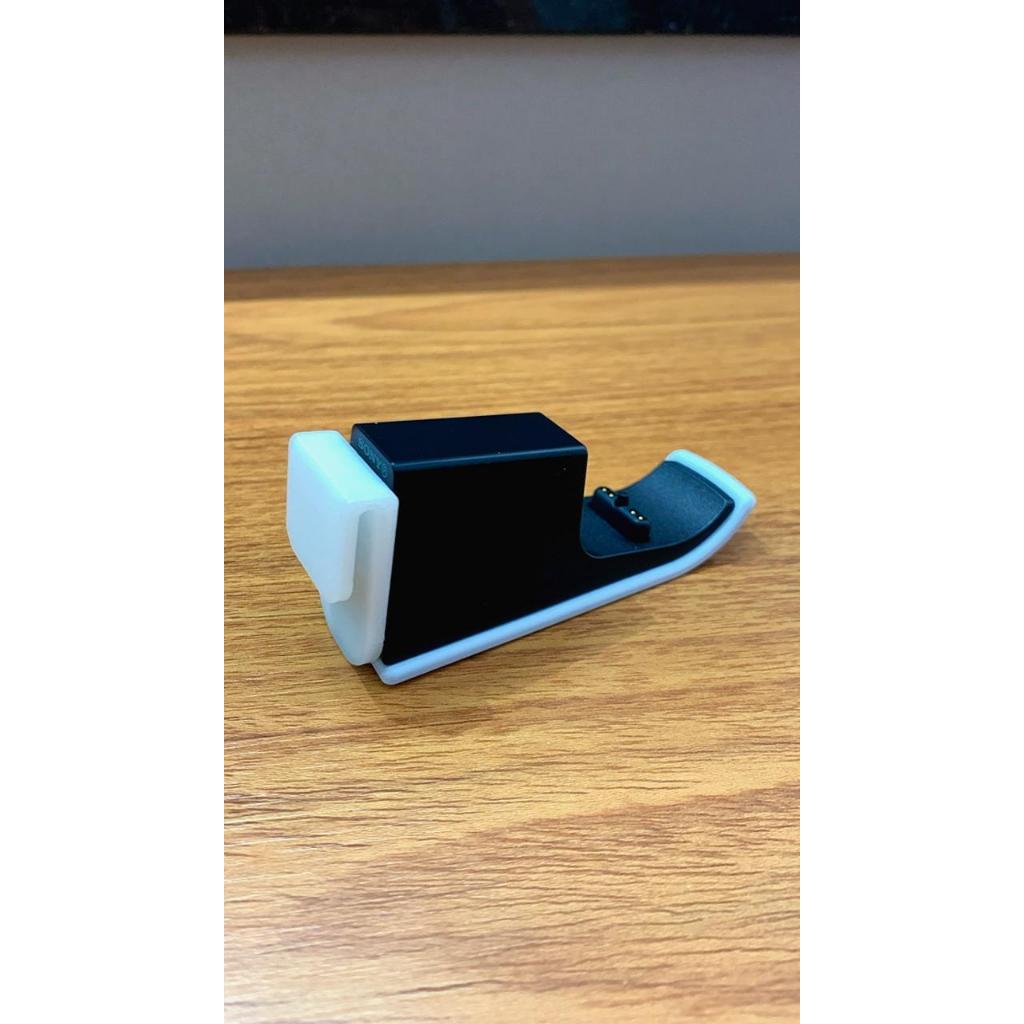 Suporte Clip para carregador Pulse Elite PS5, ENGATE PARA CARREGADOR ORIGINAL Playstation - detalhe