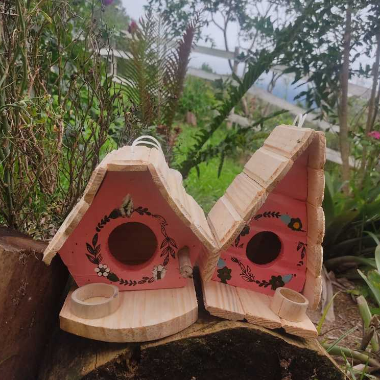 Kit Casinha e Chalé de Passarinho Rosa Telhado e Base crua com Comedouro feitos de Madeira