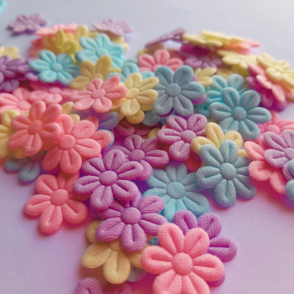 Aplique Florzinha em tecido prensada - 100 unidades em Oferta na Shopee