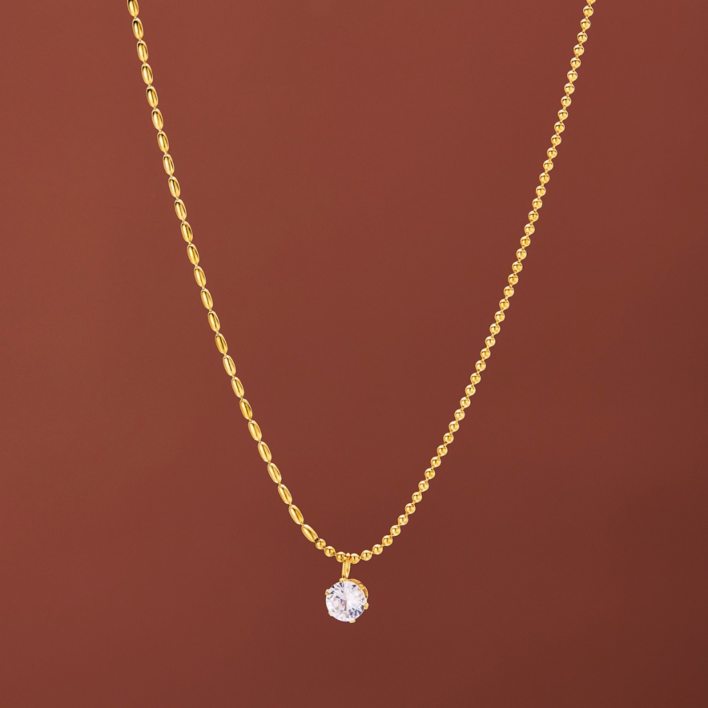 Colar solitário simples em aço titânio 18K com design de nicho e toque sofisticado