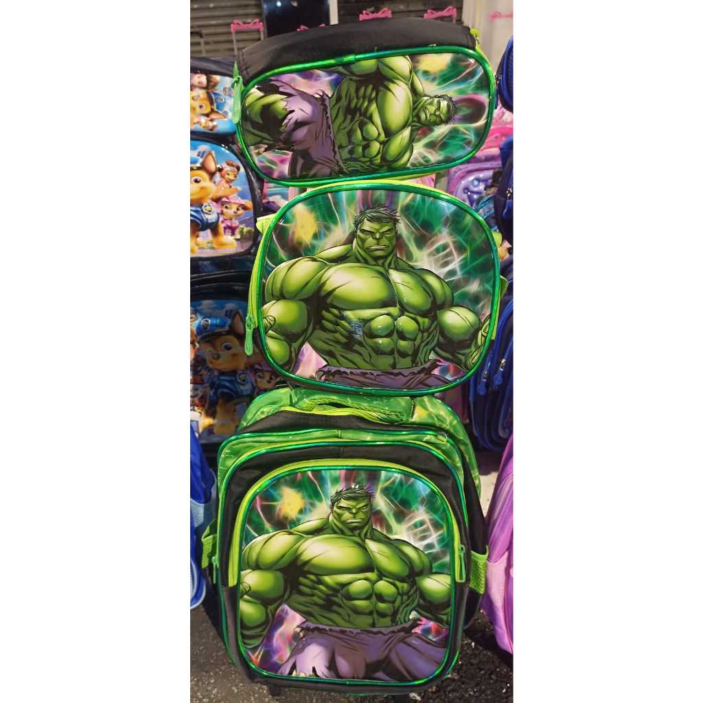 it de Mochila Infantil do Hulk Com Três  Peças Lancheira, Estojo Térmico e Mochila com Rodinha.