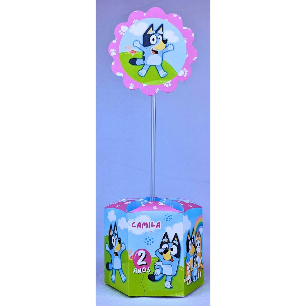 Kit 10 a 50 Centros de Mesa Bluey Menina Caixinhas Personalizadas de Papel Offset 180G Com Palitos e Apliques