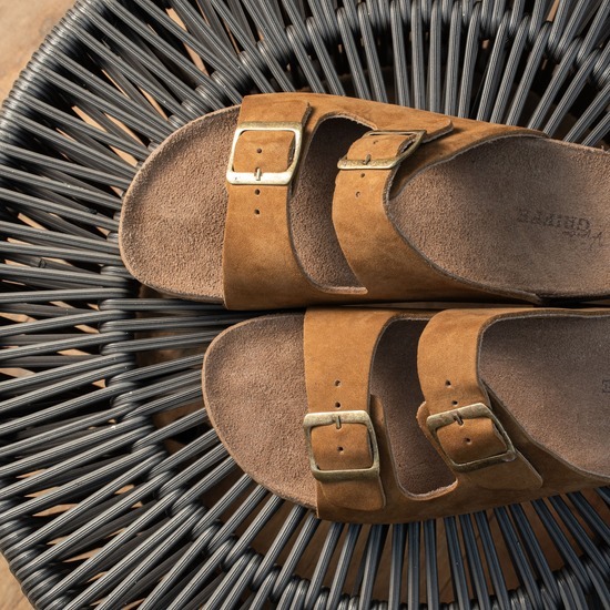 Sandália Papete Couro Unissex Ajuste Fivelas Forro Couro Solado Flat Emborrachado Anatômico Marrom