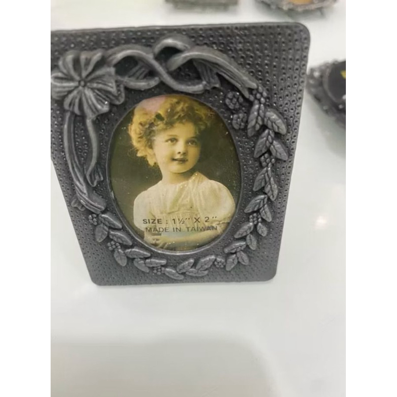 Mini Porta retrato 3,5x4,5 em metal vintage lindo envelhecido retrô antigo decoração