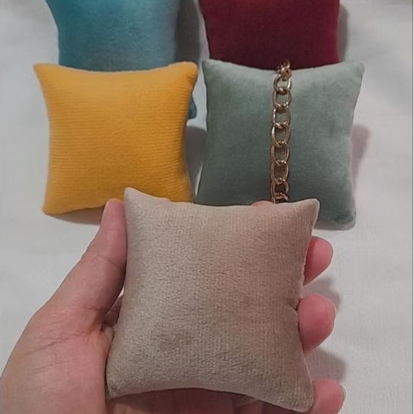 Kit 8e10 Almofadinhas para jóias pulseiras relógios e braceletes 8x8cm em veludo e suede