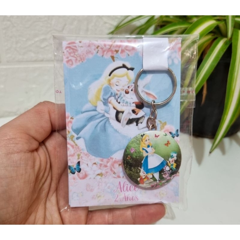 kit Lembrancinha Aniversário Alice no País das Maravilhas Chaveiros + Bloquinhos Personalizados