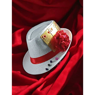 Chapéu Maria Navalha Luxo Branco com fita Vermelha e cartas Dourado. em Oferta na Shopee