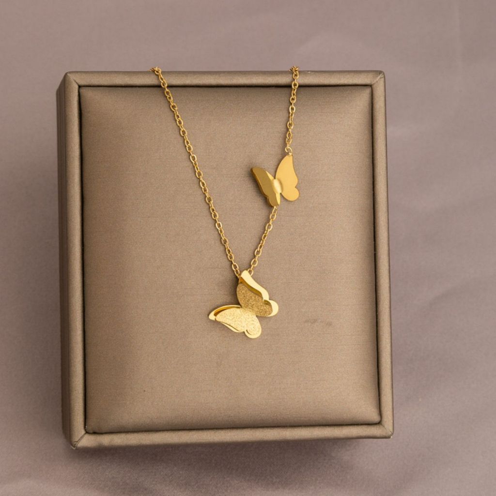 Colar de borboleta em aço titânio 18K, sem desbotamento, estilo legal, tendência ins, celebridade da internet, simples em Oferta na Shopee