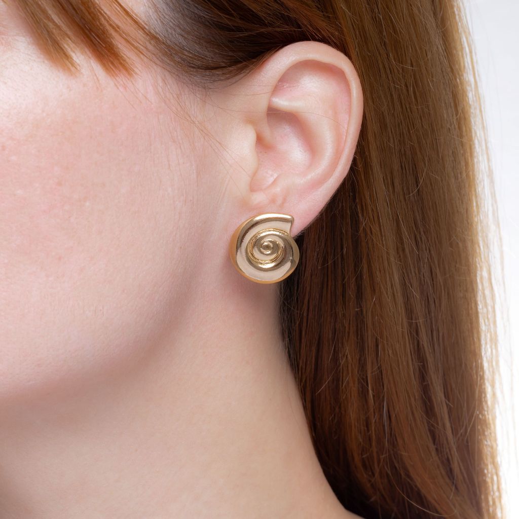 Brinco Caramujo Liso Banhado a Ouro 18k Feminino Semi Joias