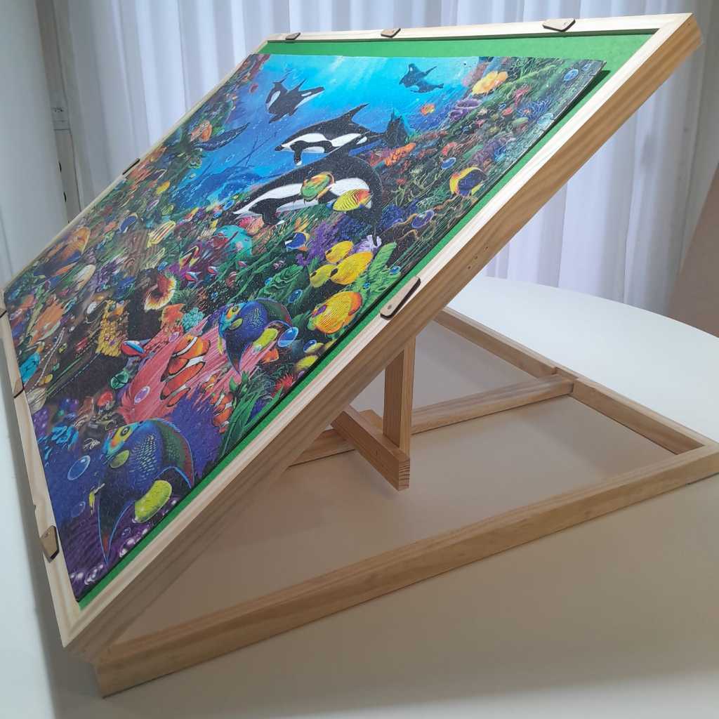 Mesa (tabuleiro) para montagem de quebra cabeças personalizado 2000 pçs (71x100cm). em Oferta na Shopee