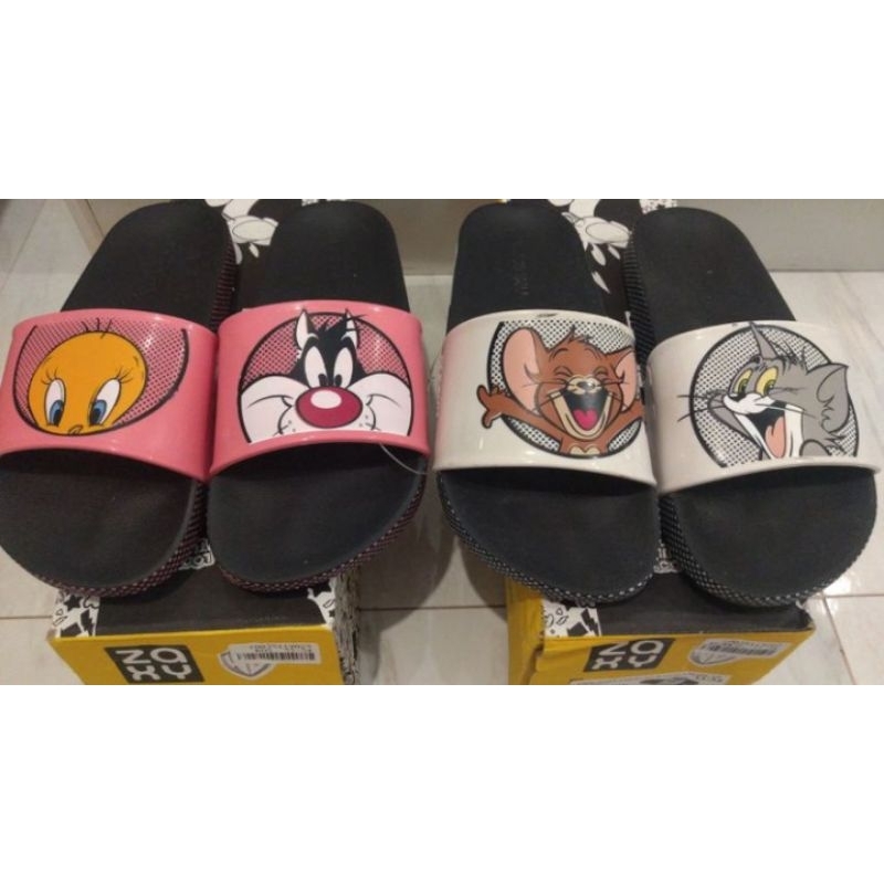 chinelo slide tom e Jerry Piupiu e frajola zaxy estilo melissa
