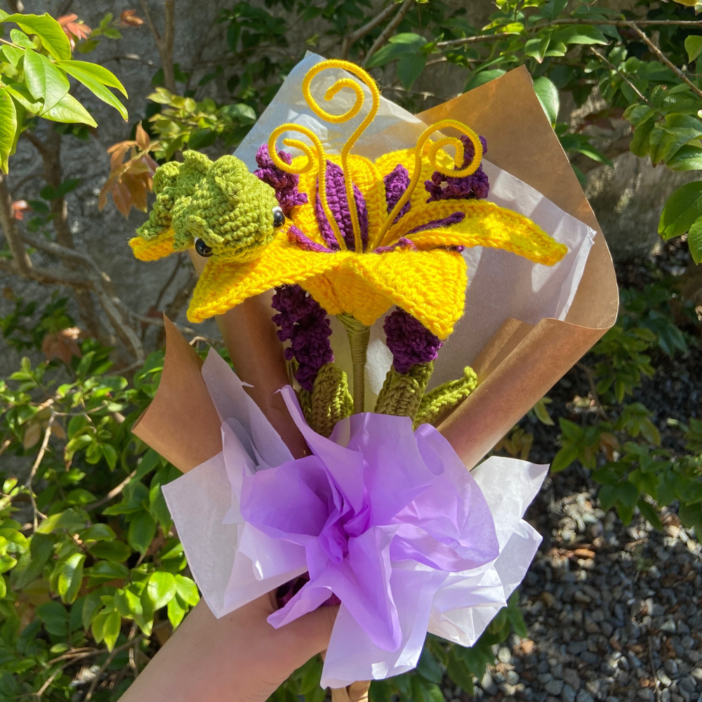 Buquê lírio mágico Rapunzel Enrolados - Um lírio, duas lavandas e Pascal. em Oferta na Shopee