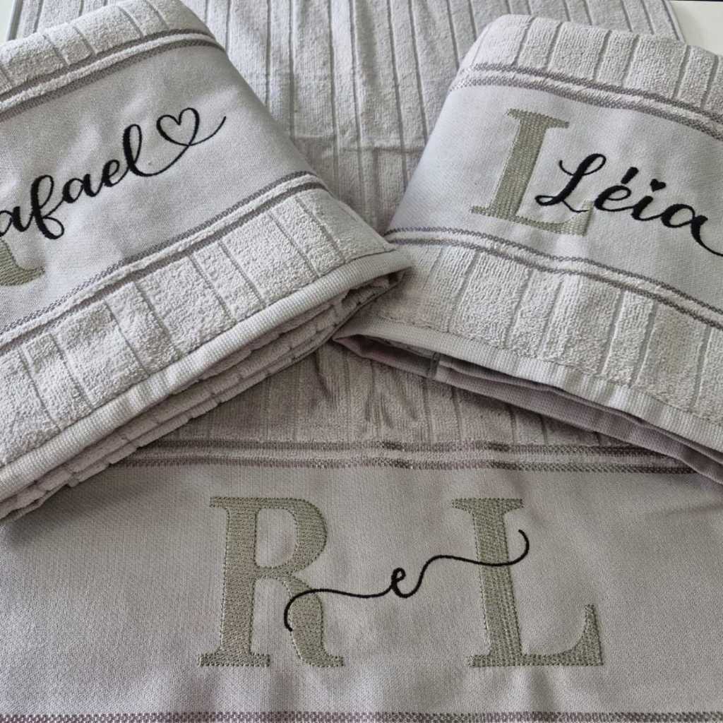 Kit 3 peças Casamento Toalha de Banho e Rosto Personalizada Com Bordado das Iniciais e Nomes em Oferta na Shopee