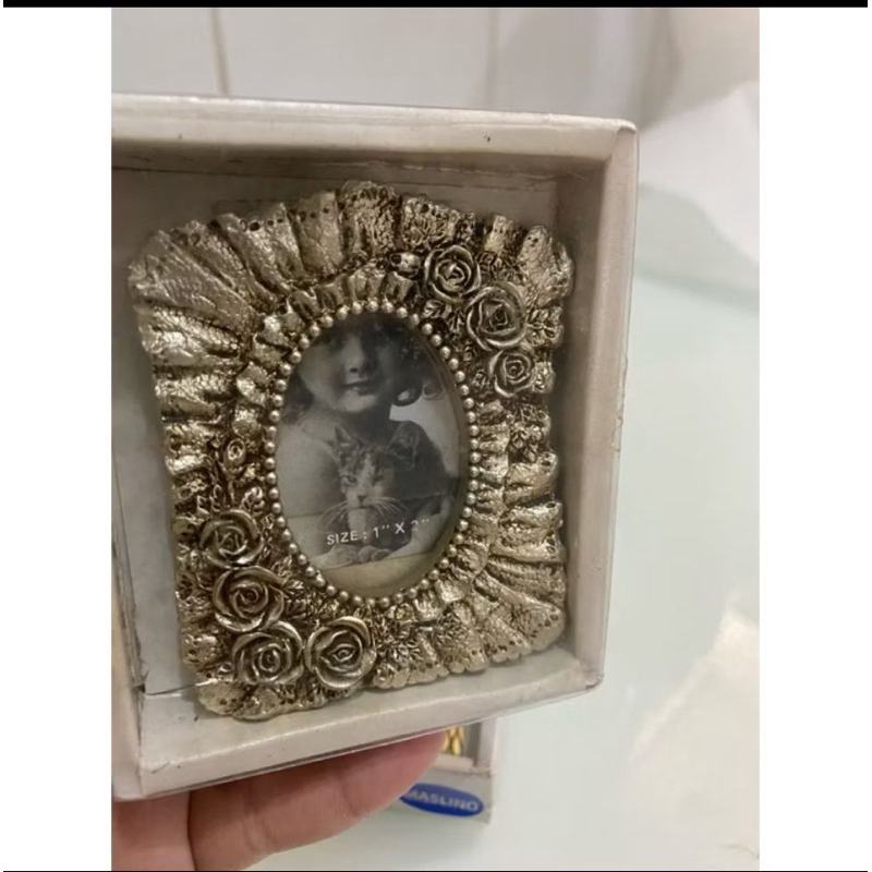 Mini Porta retrato dourado detalhe franzido nas laterais 3x4 Vintage retrô antigo decoração festa