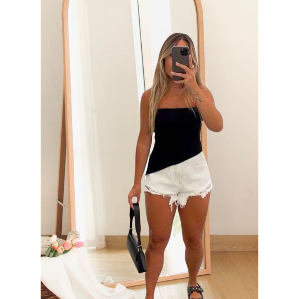 Blusa Tomara que Caia Assimétrica Canelada: O Ponto Alto da Moda Moderna