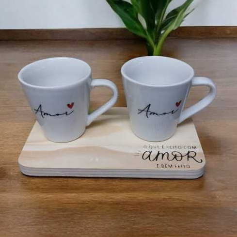 Kit Lembrancinha 2 Canecas Porcelana Personalizada Amor Com Pires Bandeja Madeira Pinus