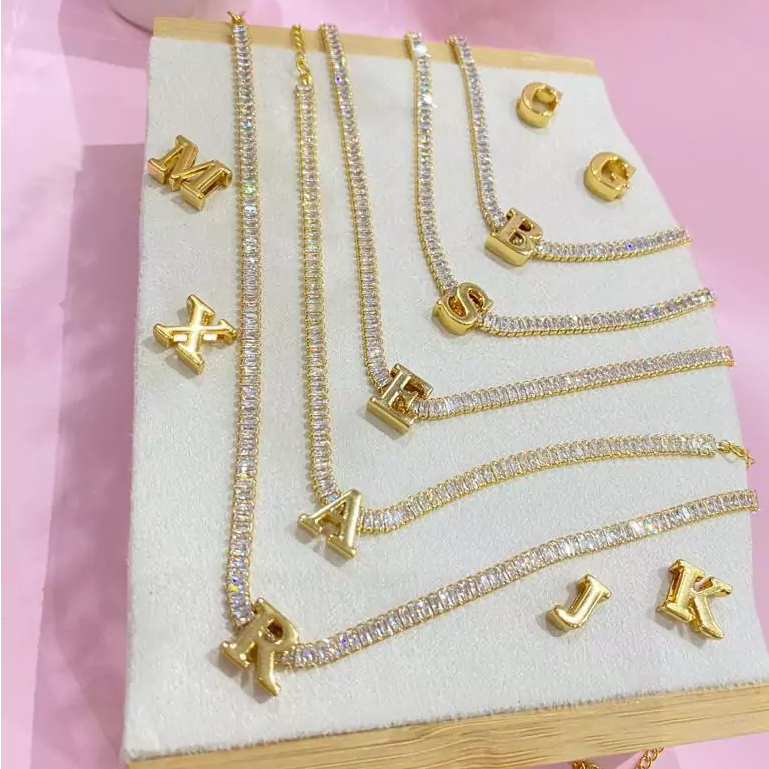 Choker riviera baguete com letra/inicial banhado a ouro 18K