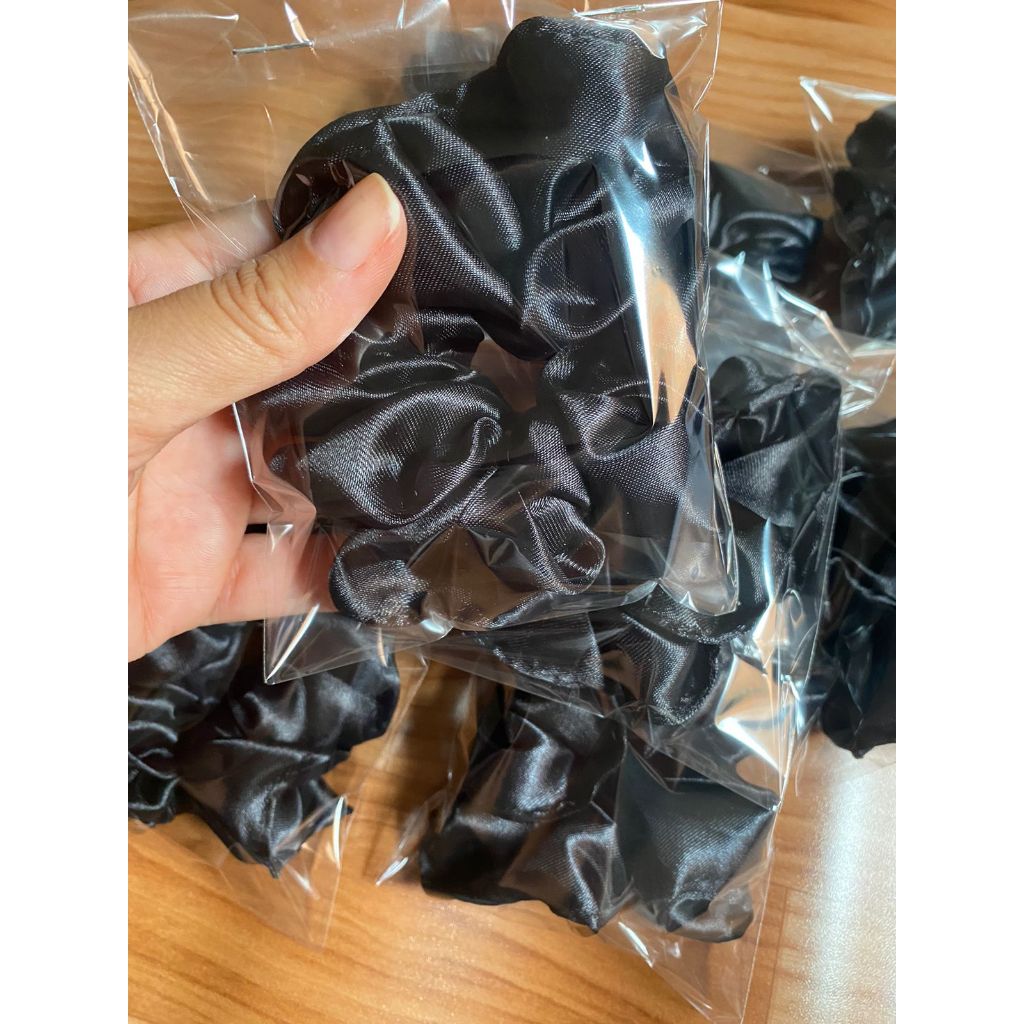 Kit 10 xuxas schunchies prendedor de cabelo cetim anti-frizz preta tamanho grande reforçado embaladas individualmente em Oferta na Shopee