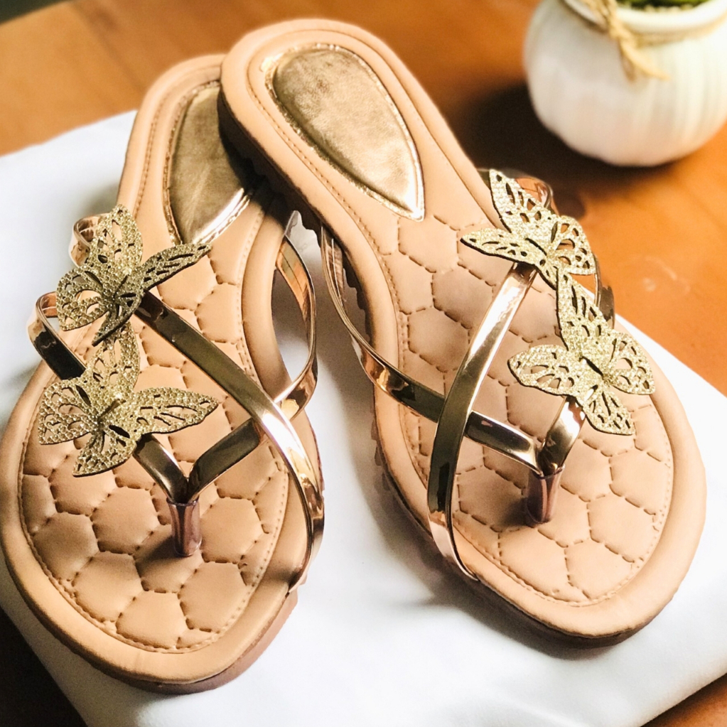 Sandália Rasteirinha Feminina Rasteira Salto Baixo Confortável com Borboletas Douradas Ajustáveis em Oferta na Shopee