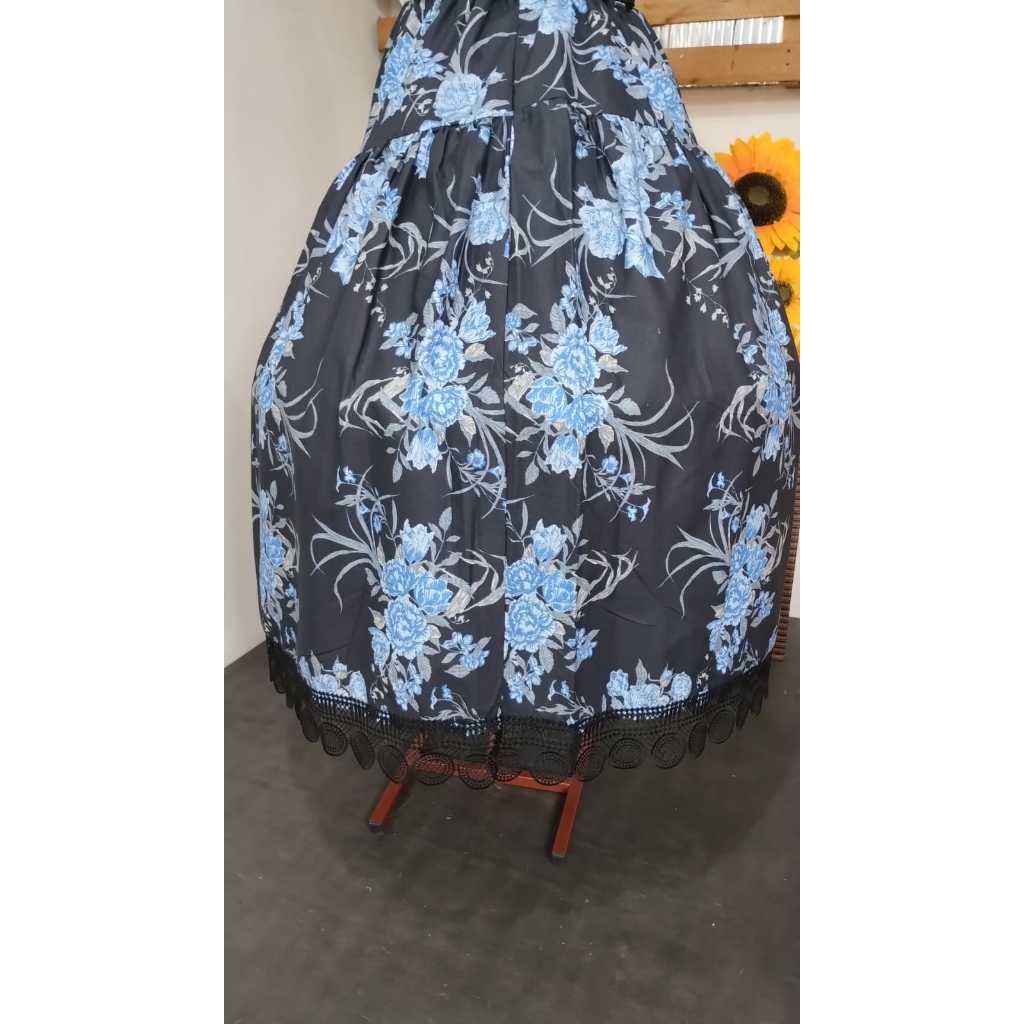 conjunto saia + pano de costa + pano de cabeça preta com estampa floral azul GP89