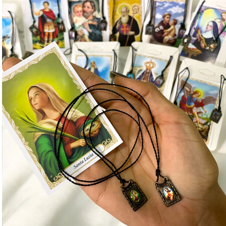 Escapulário de Pescoço Resinado Diversos Santos em Oferta na Shopee