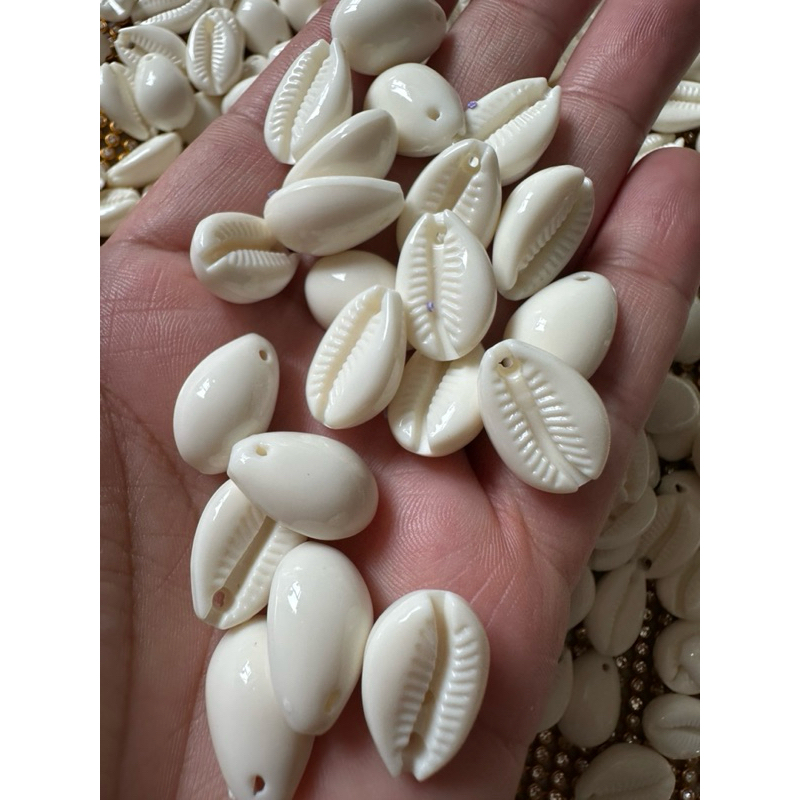 Pingente Búzio 12x18mm em acrílico -20unidades em Oferta na Shopee