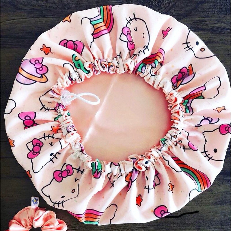 Touca de Cetim Gloss Hello Kitty e Amigos Ajustável Dupla Face Estampa EXCLUSIVA toca