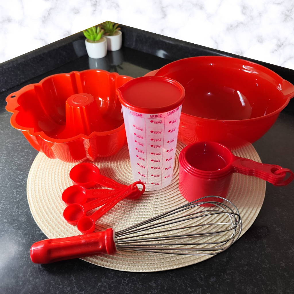 Kit 12 peças vermelho Pudinzeira, Bowl, copo com tampa, 4 xicaras medidas, 4 colheres medidas e batedor fue