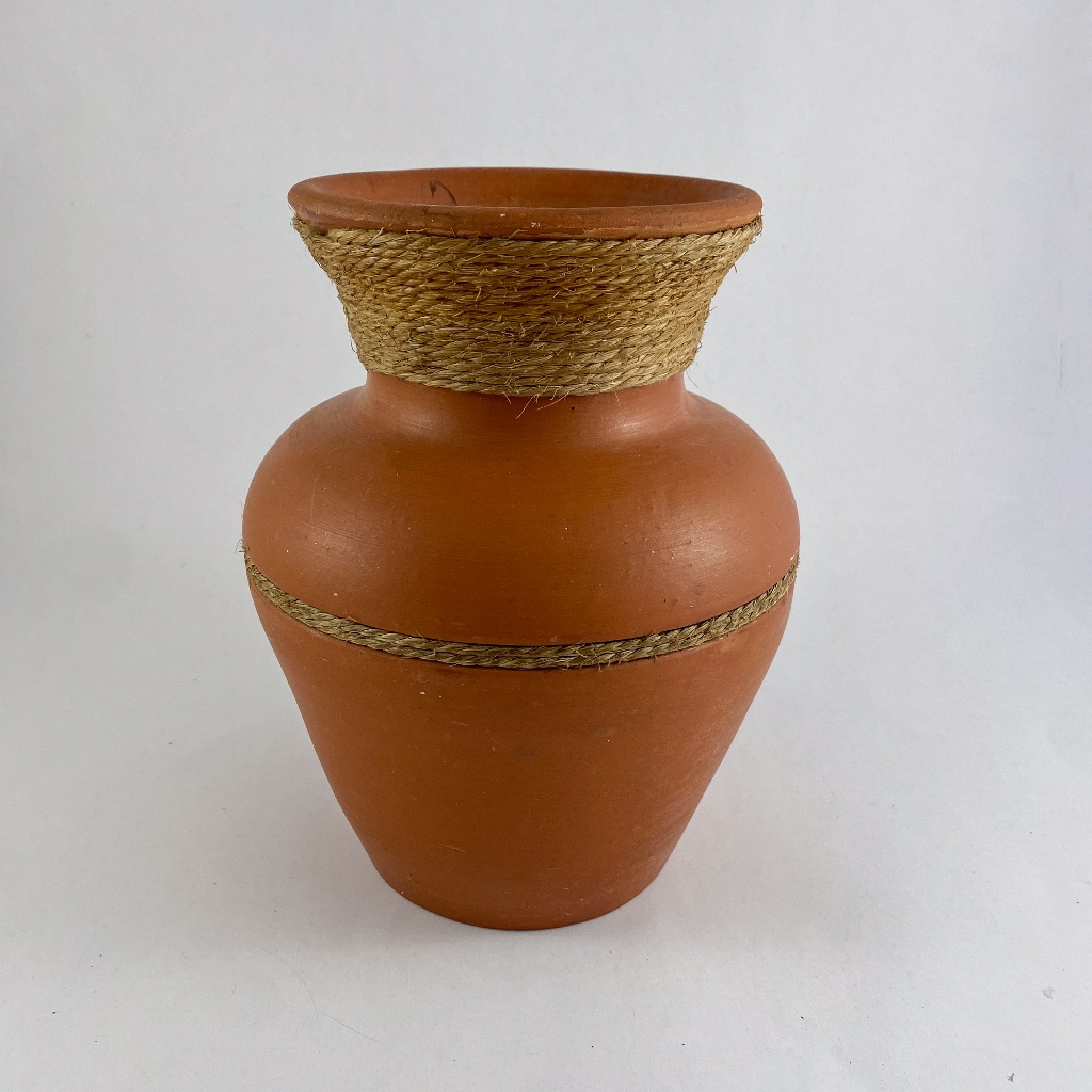 Jarro de barro (c) enfeitado com barbante 24 cm altura, dos anos 90