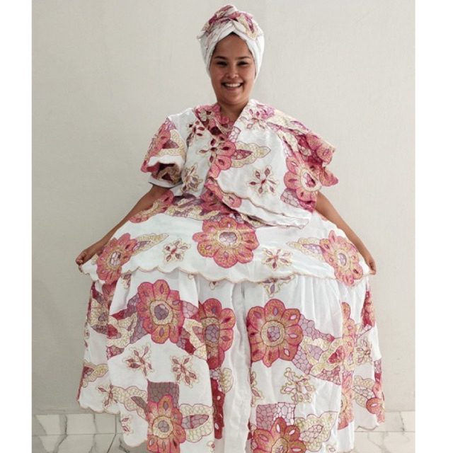 Conjunto de baiana Rosa Iansa bordado Rechilieu pintada a mao com detalhes em fio dourado 6 peças.