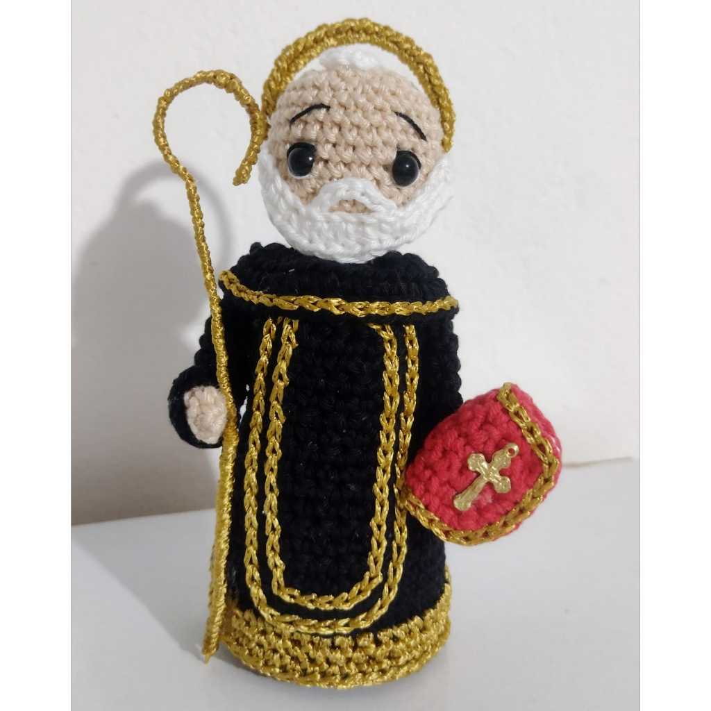 São Bento em Amigurumi (crochê) com detalhes em bordado