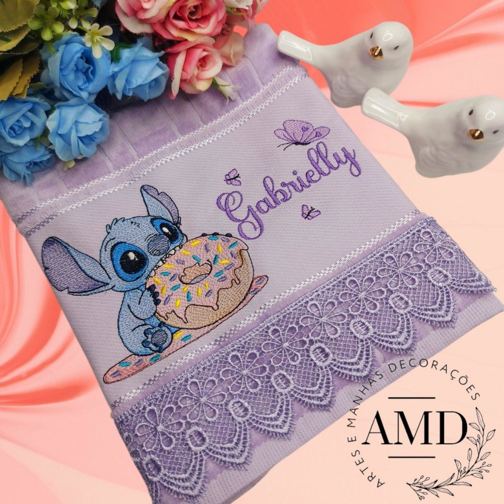 Toalhinha de mão personalizada Coleção STITCH bordada com nome e barrado em guipir em Oferta na Shopee