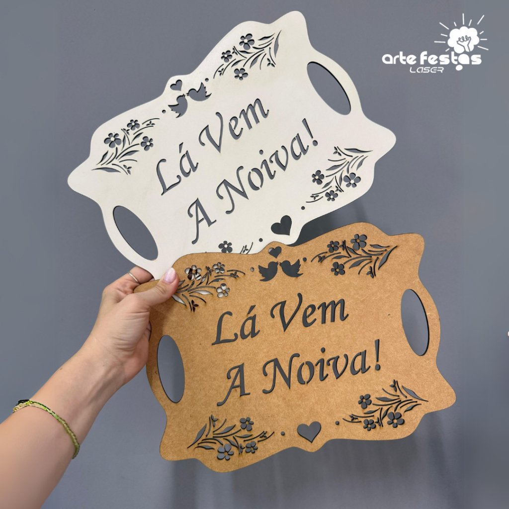 Plaquinha de Casamento em MDF 3mm placa Casamento "Lá Vem a Noiva!"