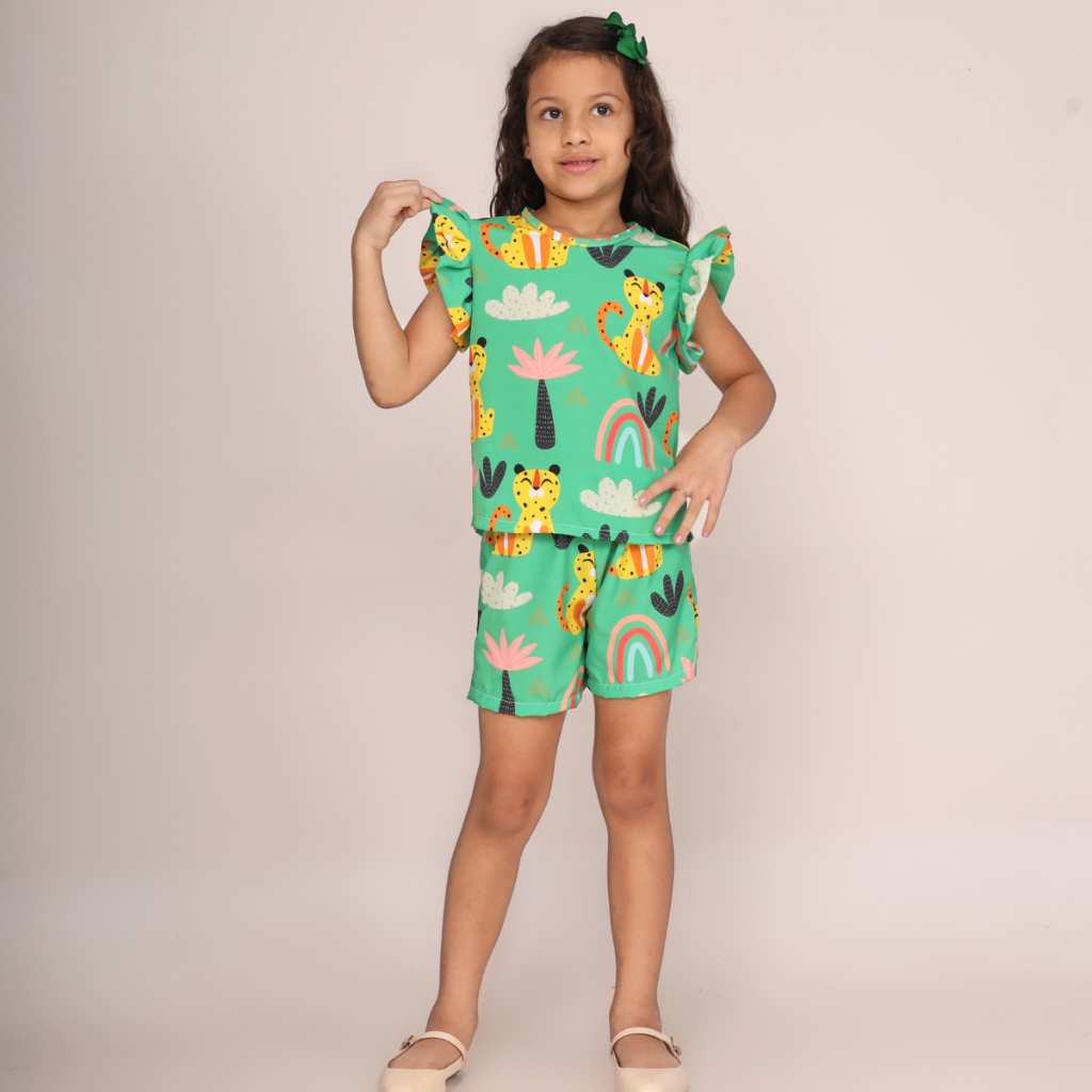 Conjunto roupa infantil verde modinha menina short blusa manga babado estampado oncinhas fresquinho