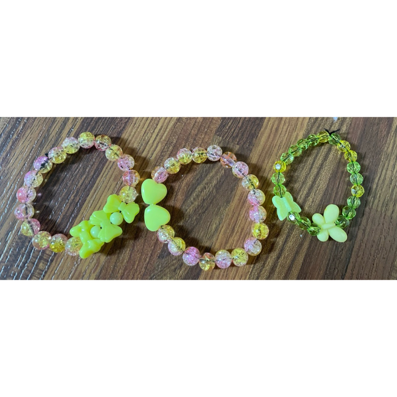 kit de pulseiras lindas em tons amarelo moda infantil estilosa fashion meninas borboleta e lanço