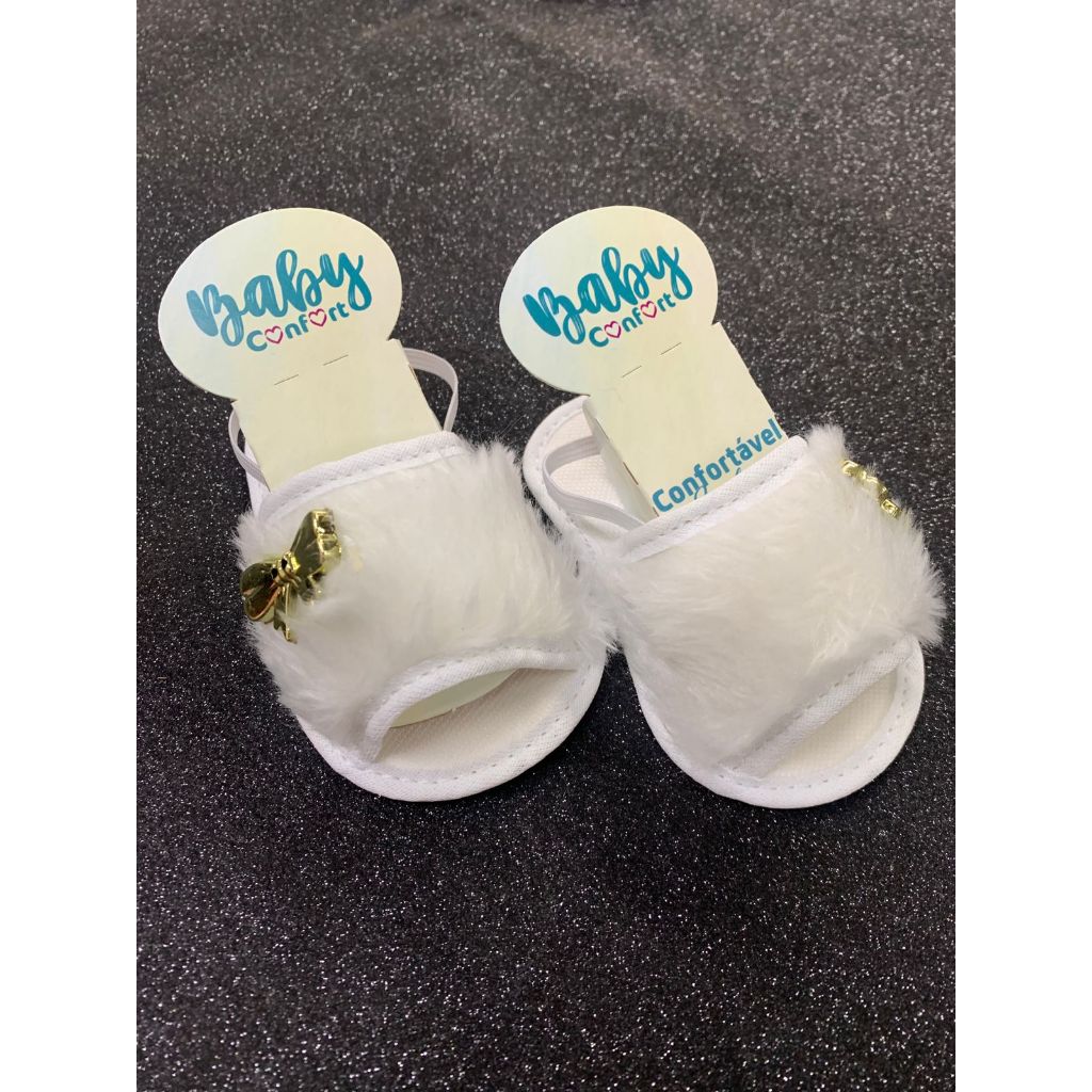 Sapatinho de bebê recém nascido - Pantufa de pelúcia branca com enfeite de lacinho dourado Feminina em Oferta na Shopee