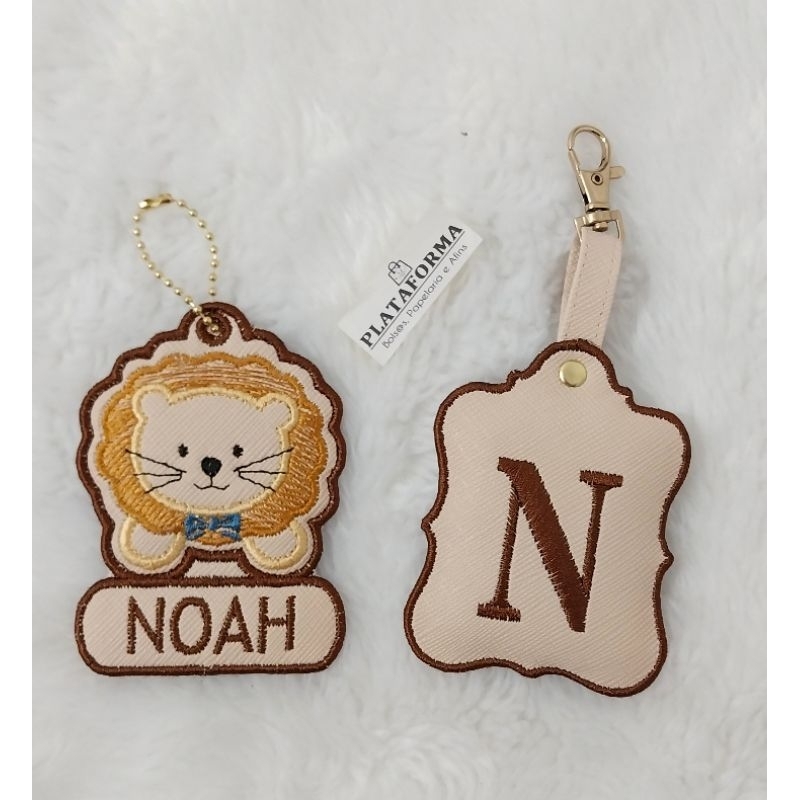 KIT com inicial e Chaveiro safari com nome. Mochila maternidade, escolar, cheche. em Oferta na Shopee