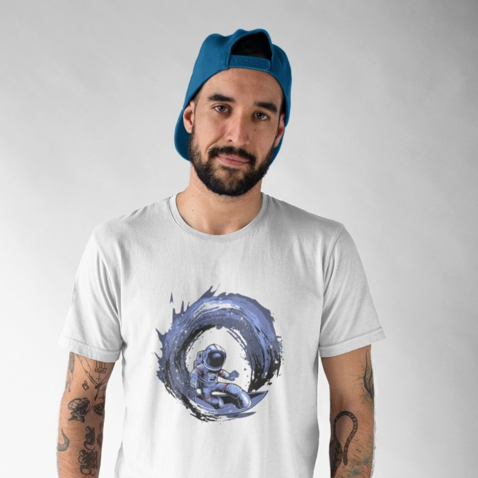 Camiseta branca básica  estampa de astronauta surfando, Camiseta masculina